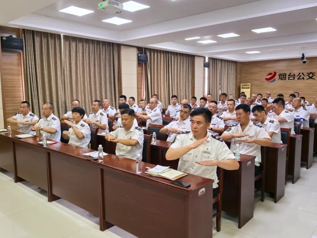 公交駕駛員學(xué)雙語，服務(wù)升級(jí)暖人心 煙臺(tái)公交集團(tuán)開展品牌線路駕駛員英語、手語專項(xiàng)培訓(xùn)